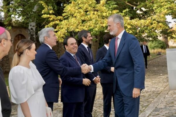 Jorge Azcón propone una cumbre anual entre los territorios de la Corona de Aragón