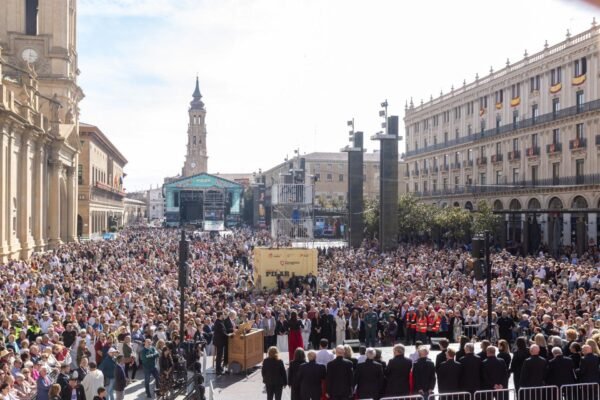 Multitudinaria subida de la Virgen del Pilar previa a la Ofrenda