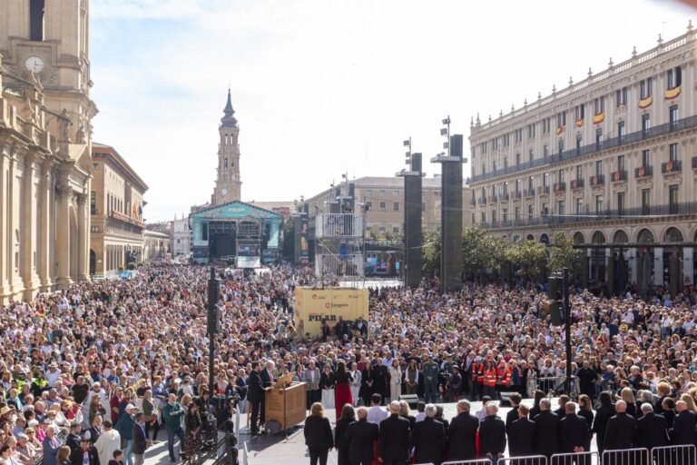 Multitudinaria subida de la Virgen del Pilar previa a la Ofrenda